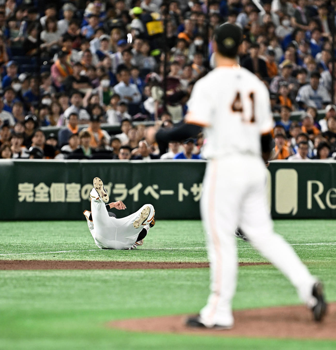 巨人対DeNA 7回表DeNA2死、オースティンの打球を好捕する三塁手坂本（撮影・滝沢徹郎）