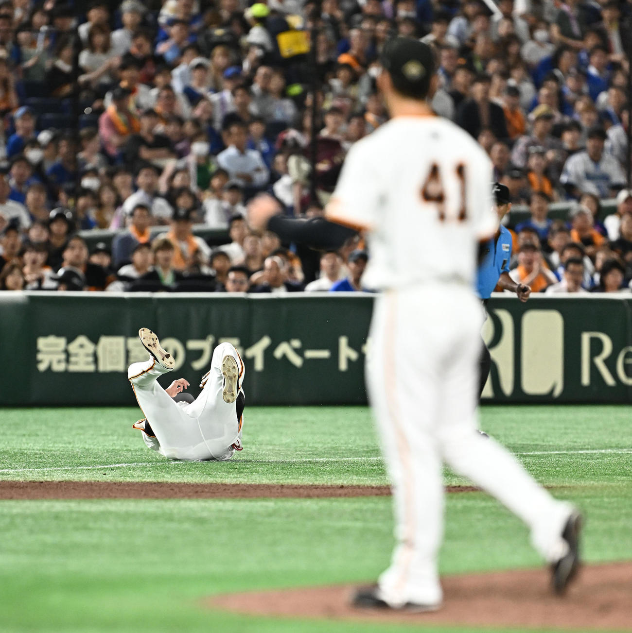 巨人対DeNA 7回表DeNA2死、オースティンの打球を好捕する三塁手坂本（撮影・滝沢徹郎）