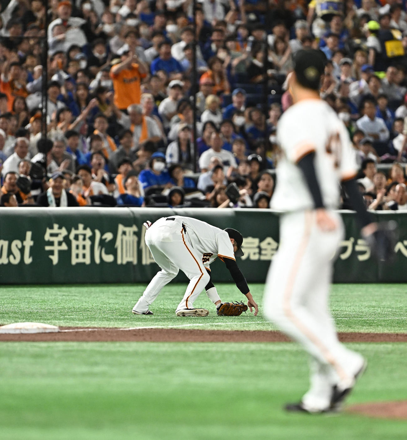 巨人対DeNA 7回表DeNA2死、オースティンの打球を好捕する三塁手坂本（撮影・滝沢徹郎）
