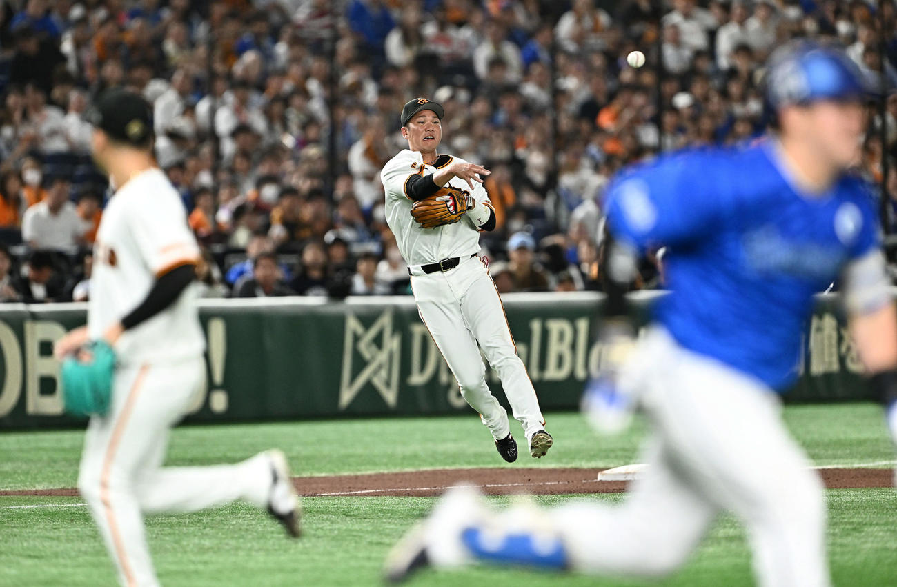 巨人対DeNA 8回表DeNA無死、牧（手前右）の打球を処理する三塁手坂本（後方）（撮影・滝沢徹郎）