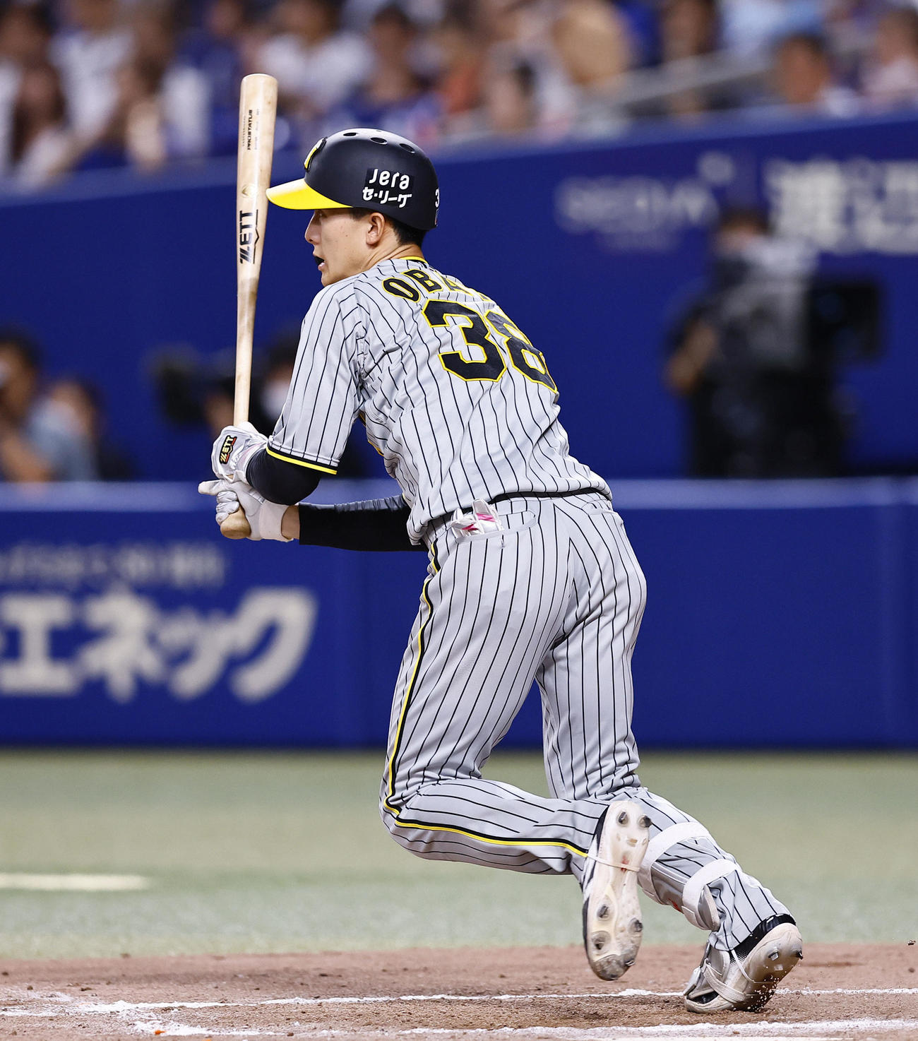 中日対阪神　8回表阪神1死一塁、小幡竜平は右前打を放つ（撮影・藤尾明華）