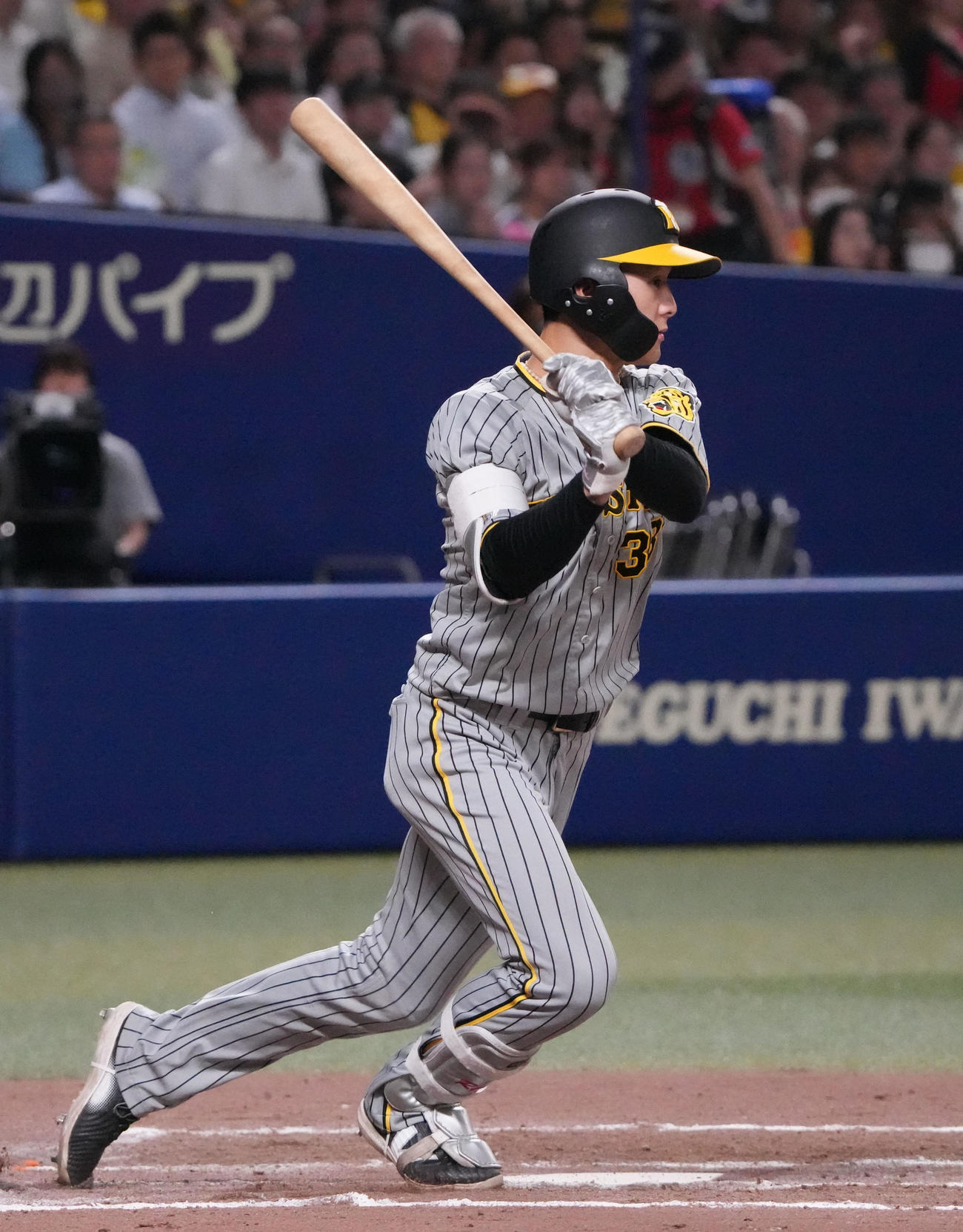 中日対阪神　8回表阪神1死一塁、右前打を放つ小幡（撮影・森本幸一）