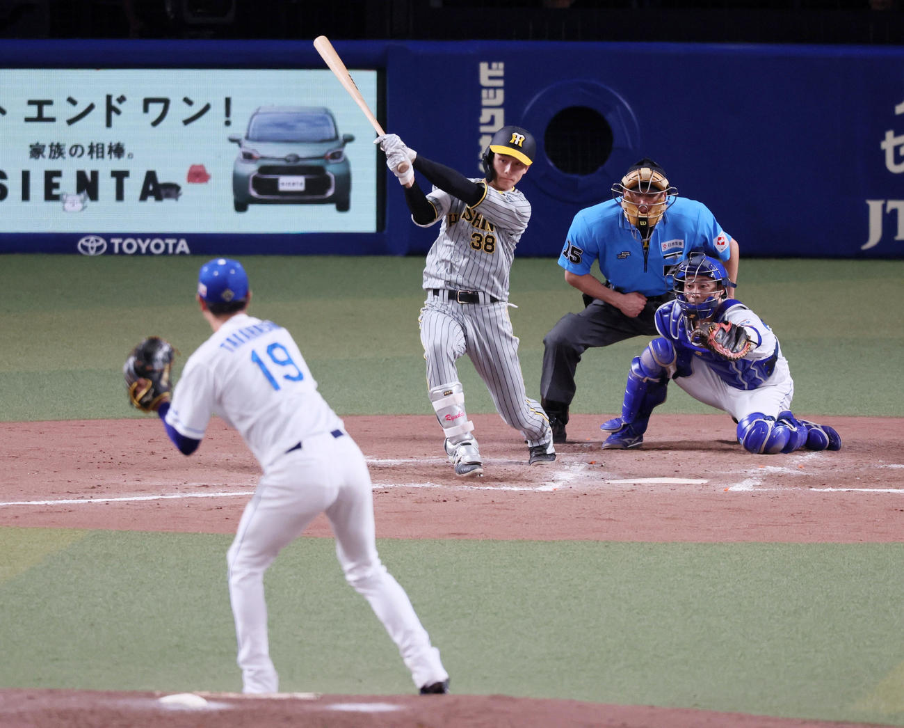 中日対阪神　8回表阪神1死一塁、小幡は右前打を放つ。投手高橋宏（撮影・加藤哉）