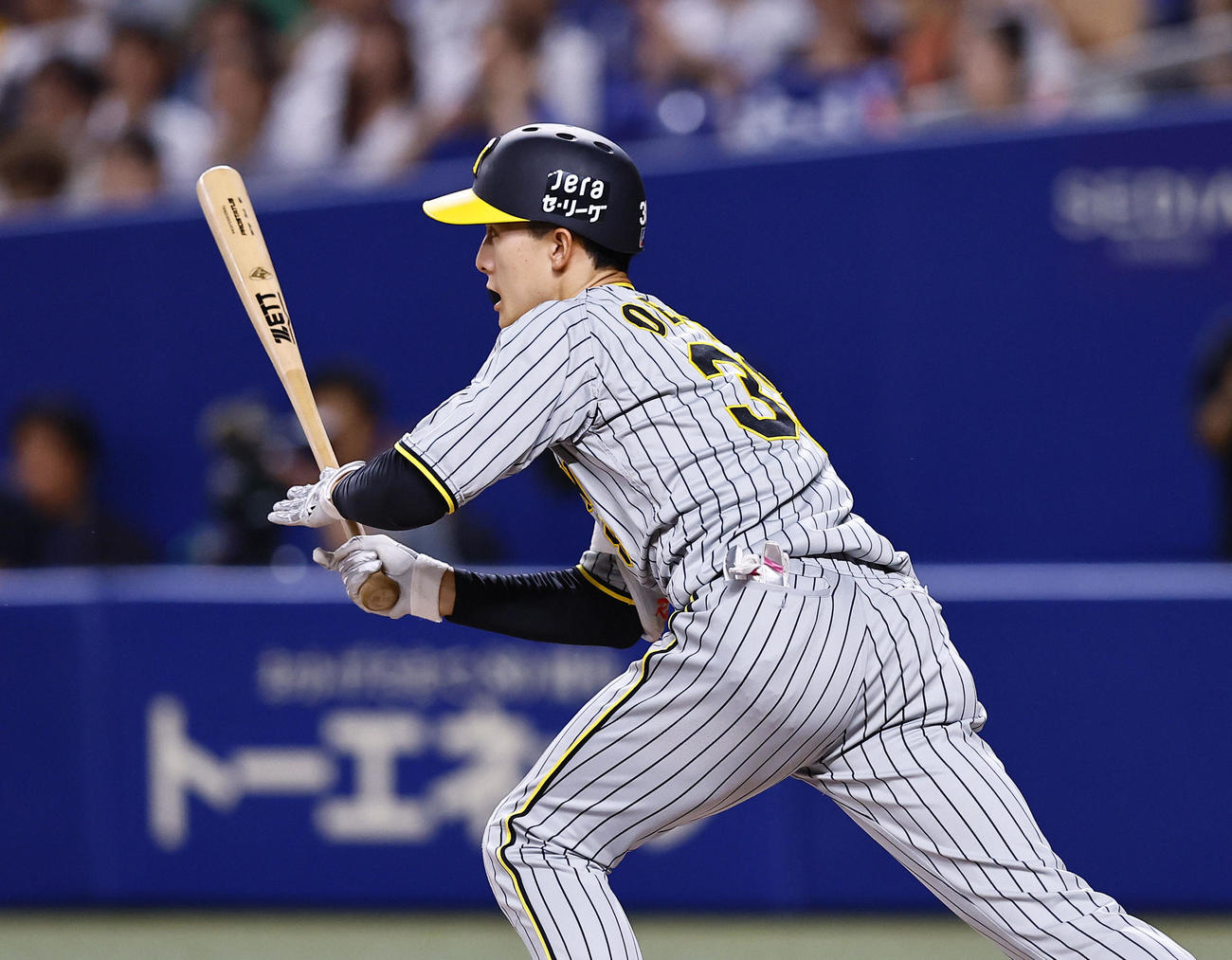中日対阪神　8回表阪神1死一塁、小幡竜平は右前打を放つ（撮影・藤尾明華）