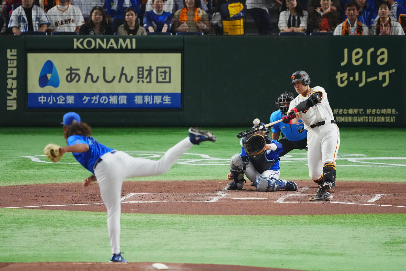 巨人対DeNA 2回裏巨人無死、先制の左越えソロ本塁打を放つ岡本和。投手ジャクソン（撮影・垰建太）
