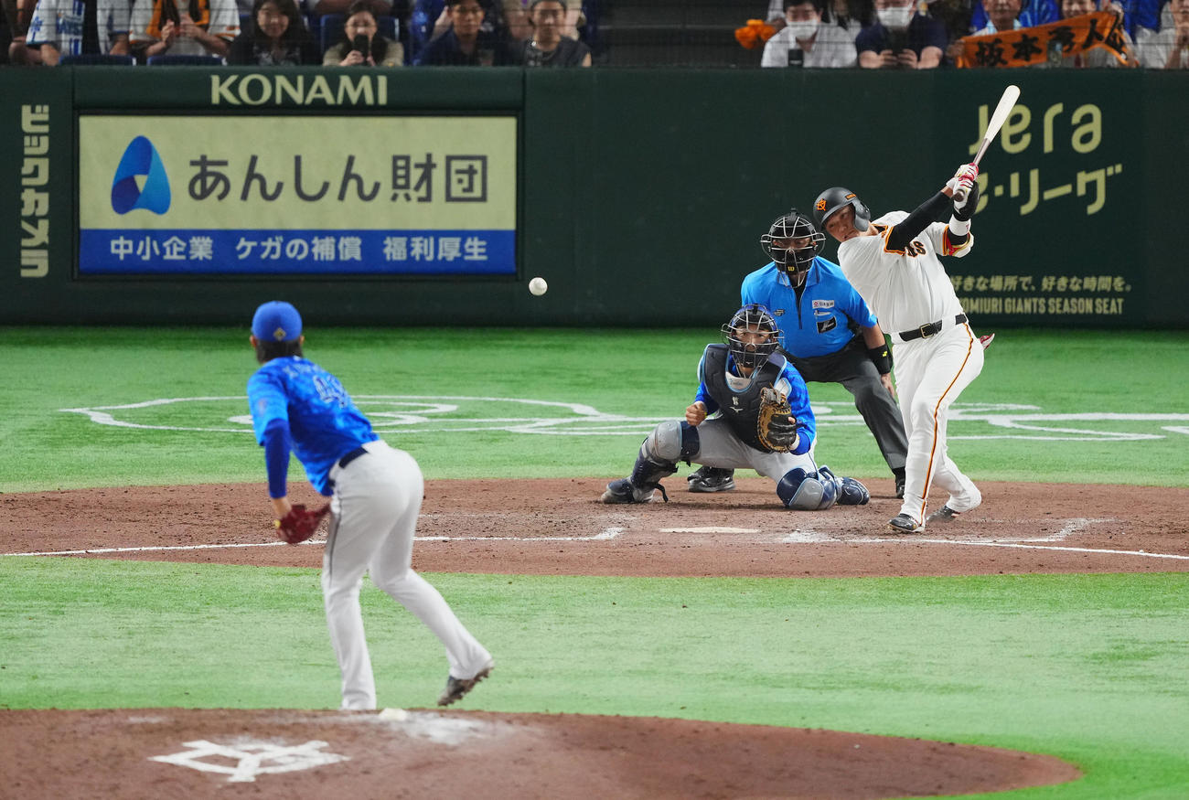 巨人対DeNA 9回裏巨人無死二塁、二ゴロに倒れる坂本。投手京山（撮影・垰建太）