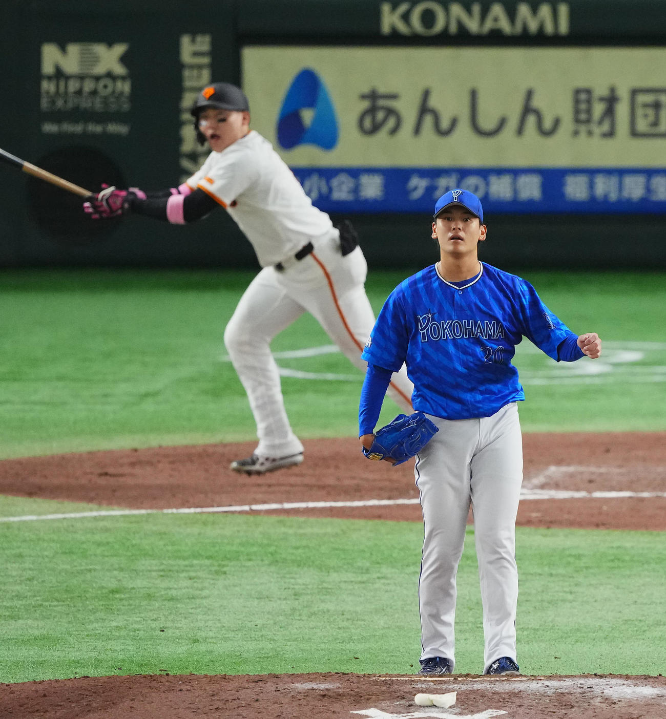 巨人対DeNA 8回裏巨人無死、丸（後方）にソロ本塁打を浴びる坂本（撮影・垰建太）