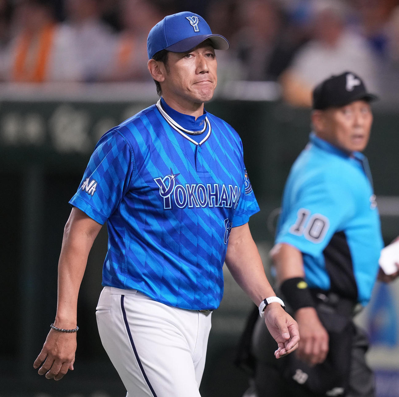 巨人対DeNA 6回裏の選手交代を告げ、ベンチへ戻るDeNA三浦監督（撮影・鈴木みどり）