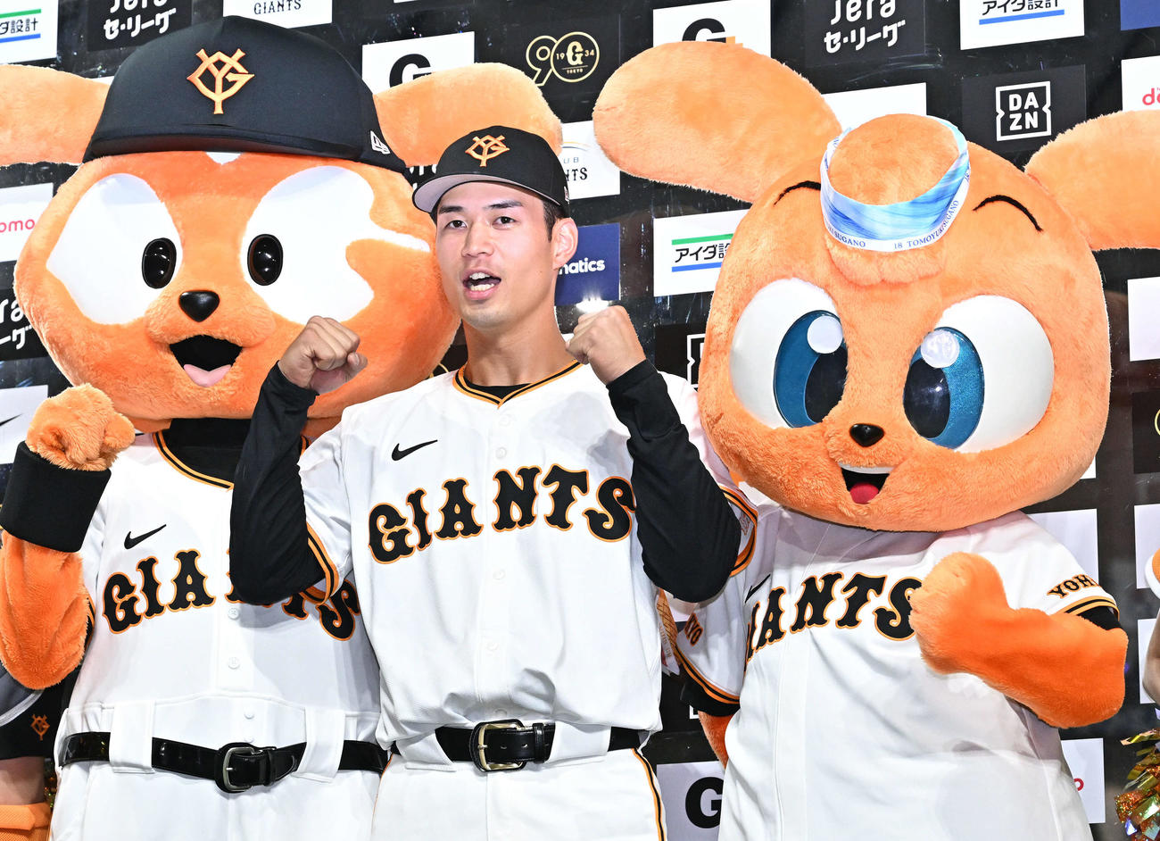 巨人対DeNA　ヒーローインタビューを終えポーズを決める巨人若林（撮影・滝沢徹郎）
