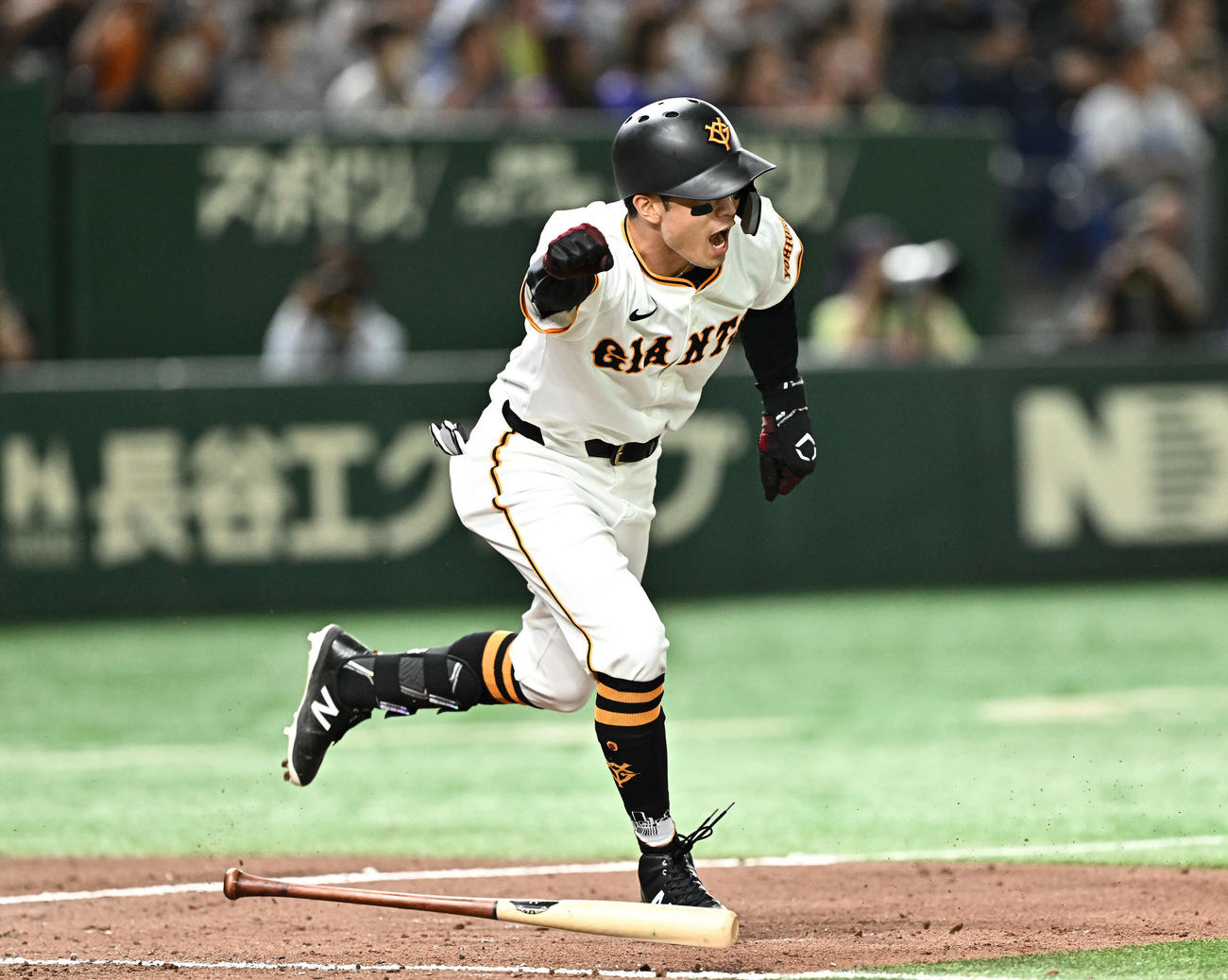 巨人対DeNA 9回裏巨人1死三塁、若林はサヨナラ打を放ちガッツポーズする（撮影・滝沢徹郎）