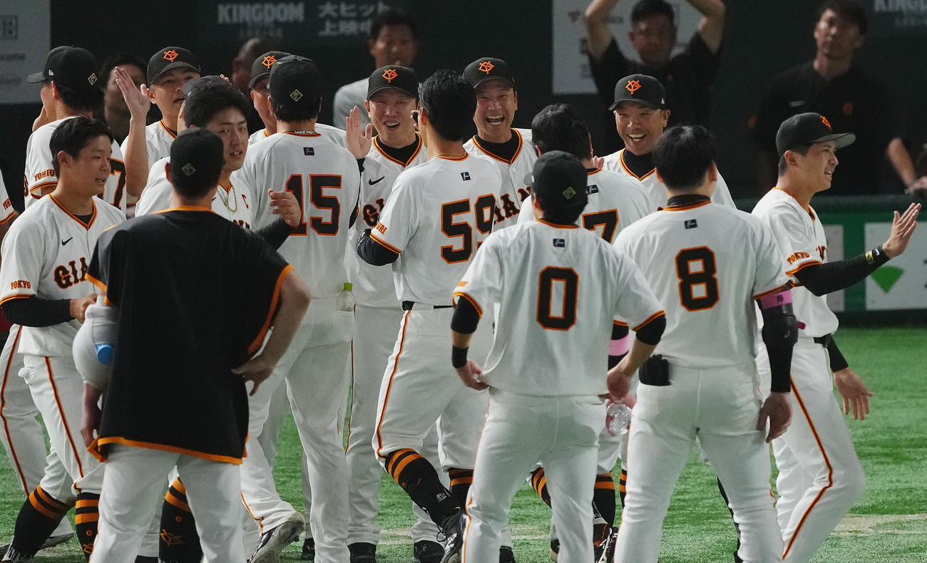 巨人対DeNA　サヨナラ勝ちでナインとタッチを交わす巨人阿部監督（右から3人目）（撮影・垰建太）
