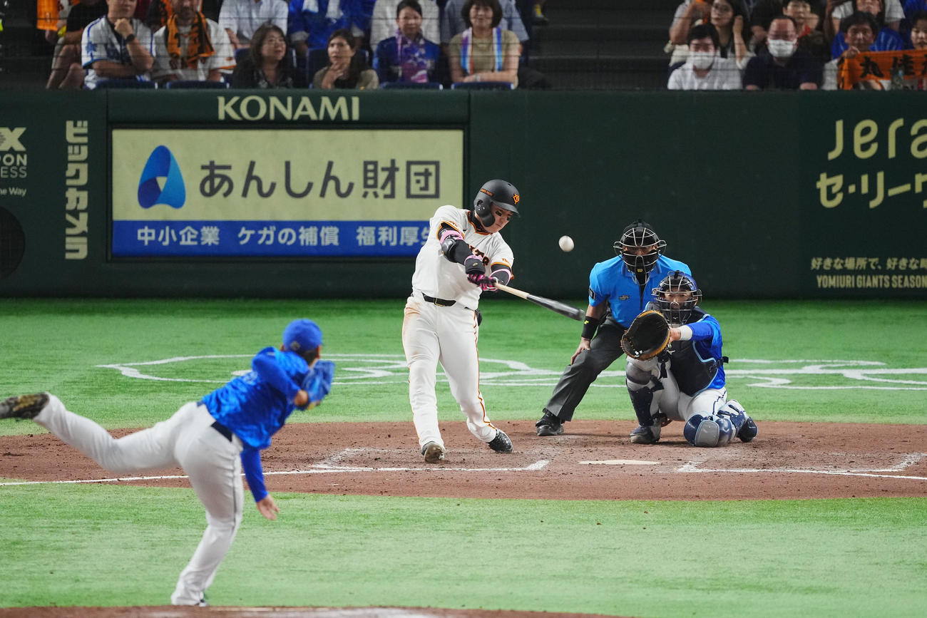 巨人対DeNA 8回裏巨人無死、右中間にソロ本塁打を放つ丸。投手坂本（撮影・垰建太）