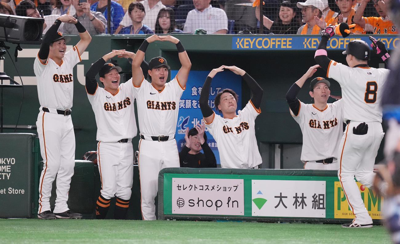 巨人対DeNA 8回裏巨人無死、左中間にソロ本塁打を放った丸（右）を迎える戸郷（右から2人目）らベンチ（撮影・鈴木みどり）