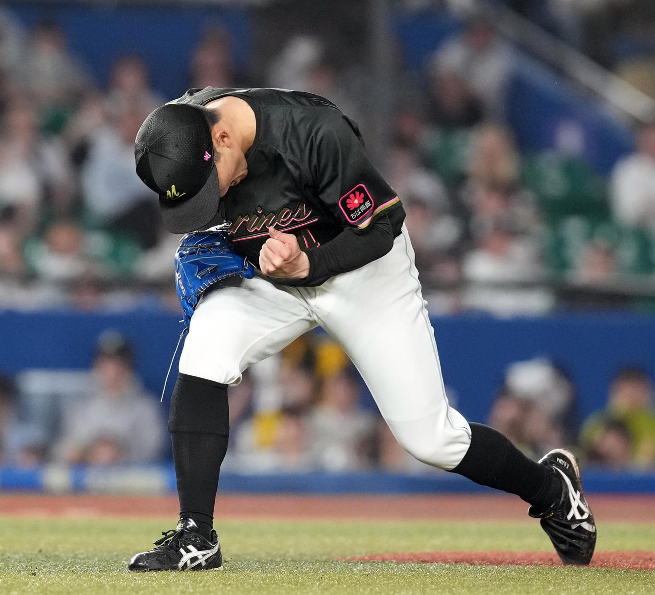 ロッテ対オリックス　6回表オリックス2死満塁、大里を見逃し三振に仕留めガッツポーズを決める小島（撮影・たえ見朱実）