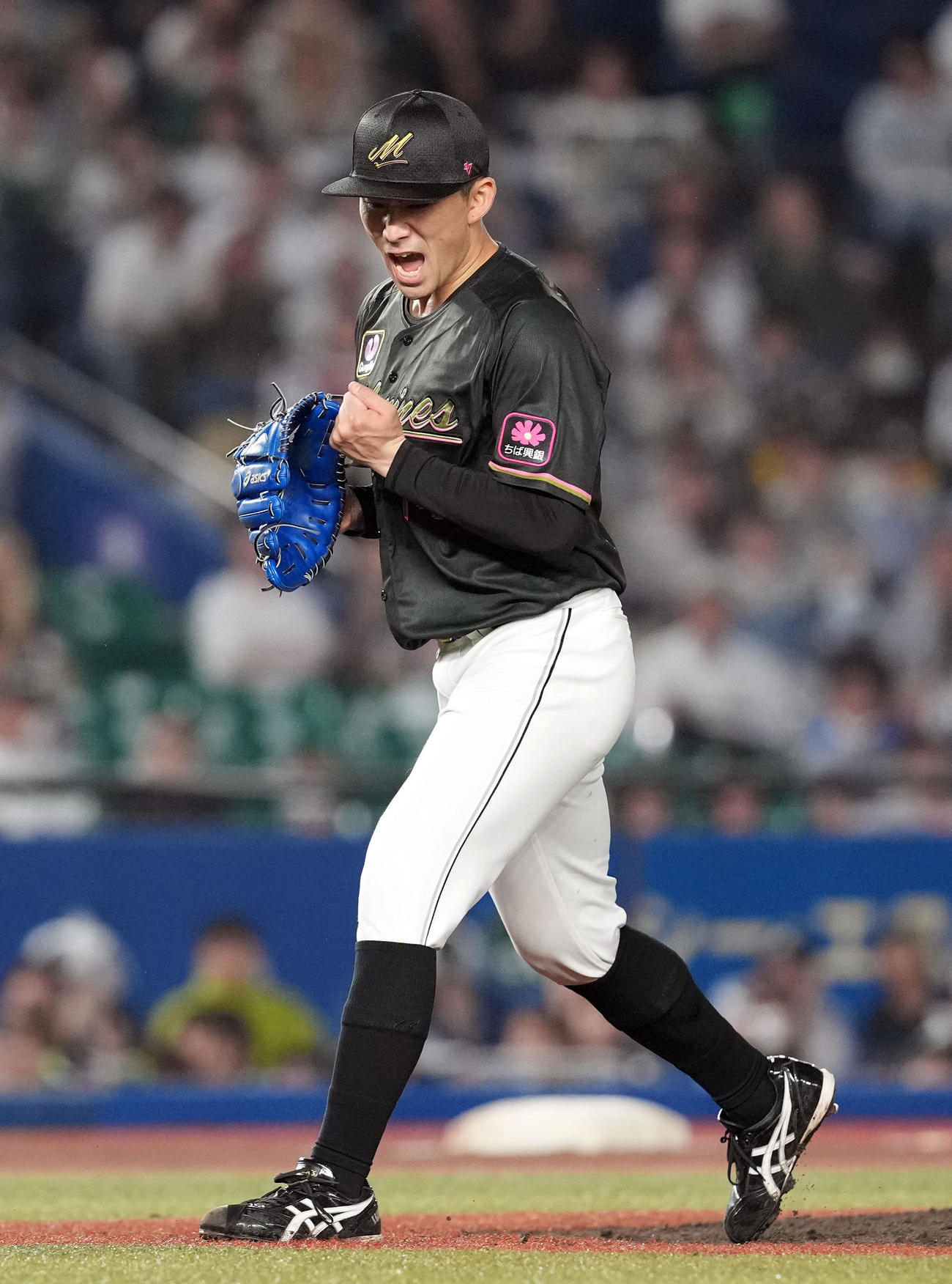 ロッテ対オリックス　6回表オリックス2死満塁、大里を見逃し三振に仕留めガッツポーズを決める小島（撮影・たえ見朱実）