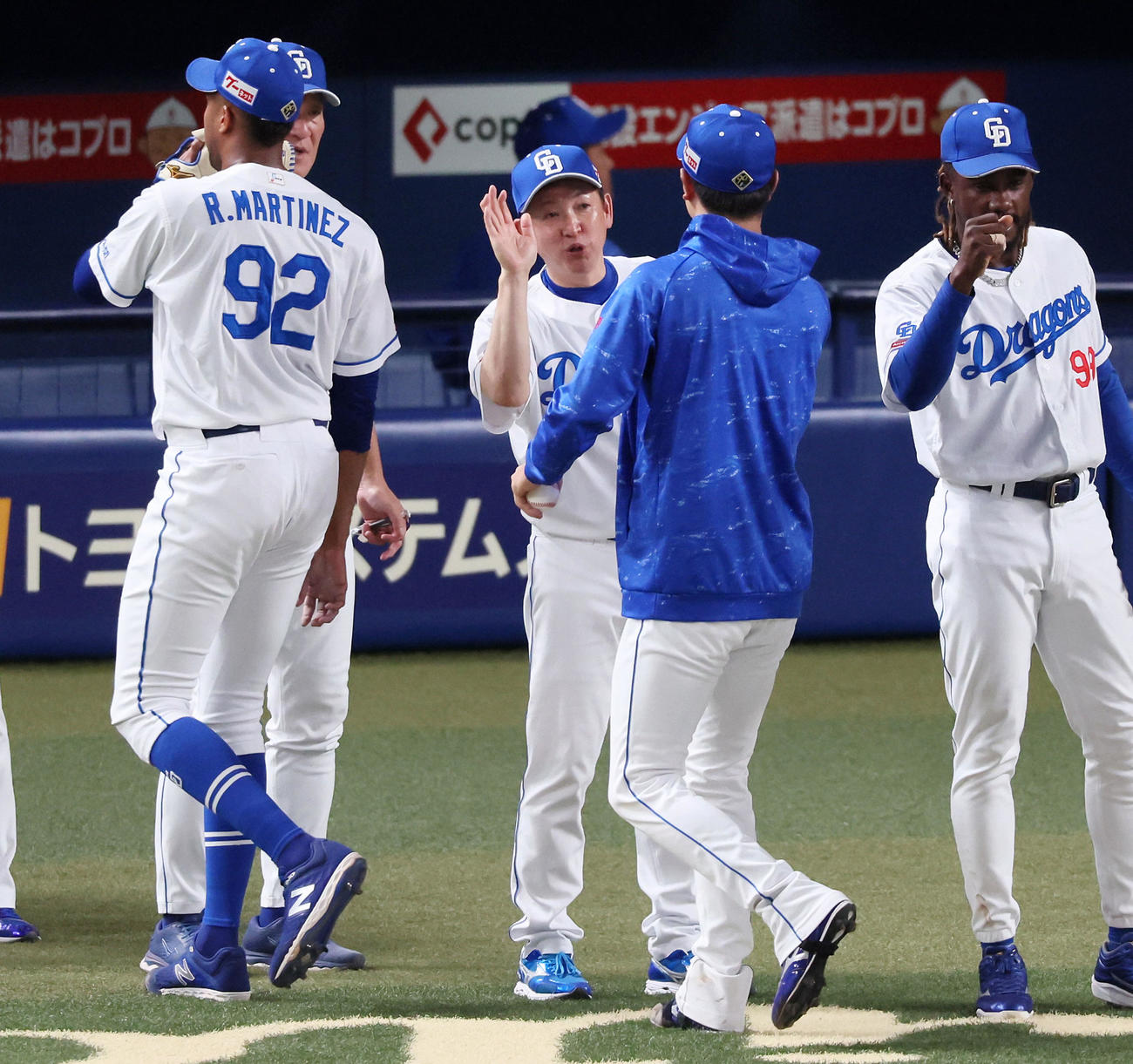 中日対阪神　阪神に勝利しナインとタッチする立浪監督（撮影・加藤哉）