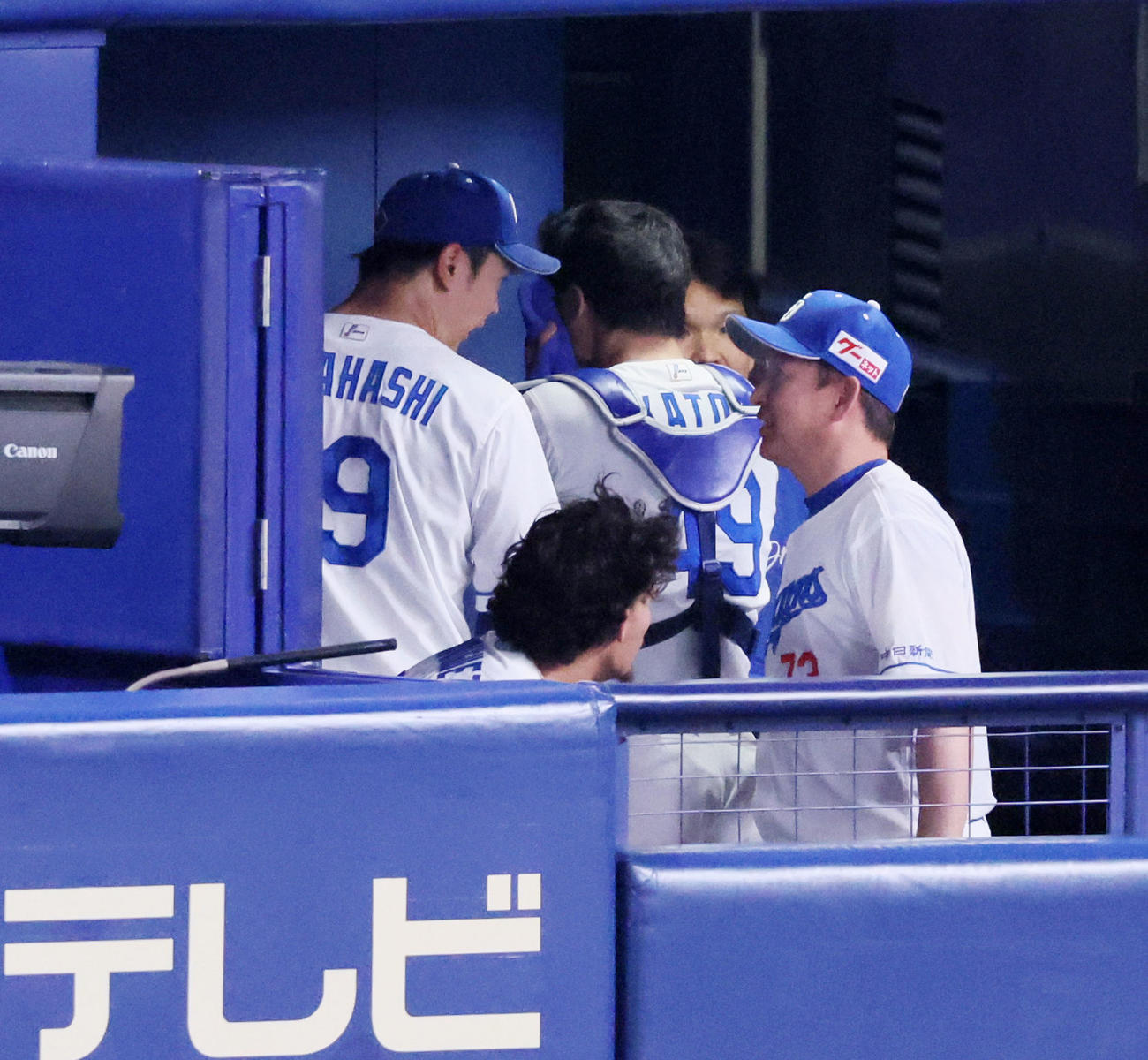中日対阪神　8回表を終え立浪監督（右）が高橋宏に声を掛ける（撮影・加藤哉）