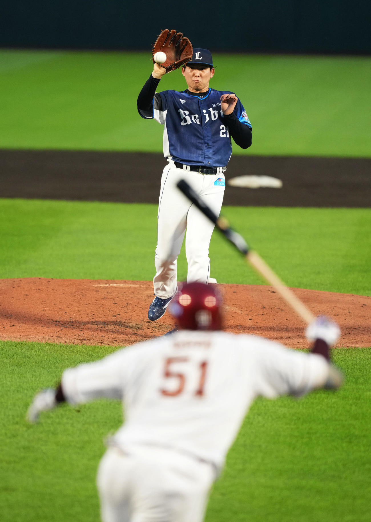 楽天対西武　4回裏楽天無死、小郷（手前）を投ゴロに仕留める武内（撮影・菅敏）