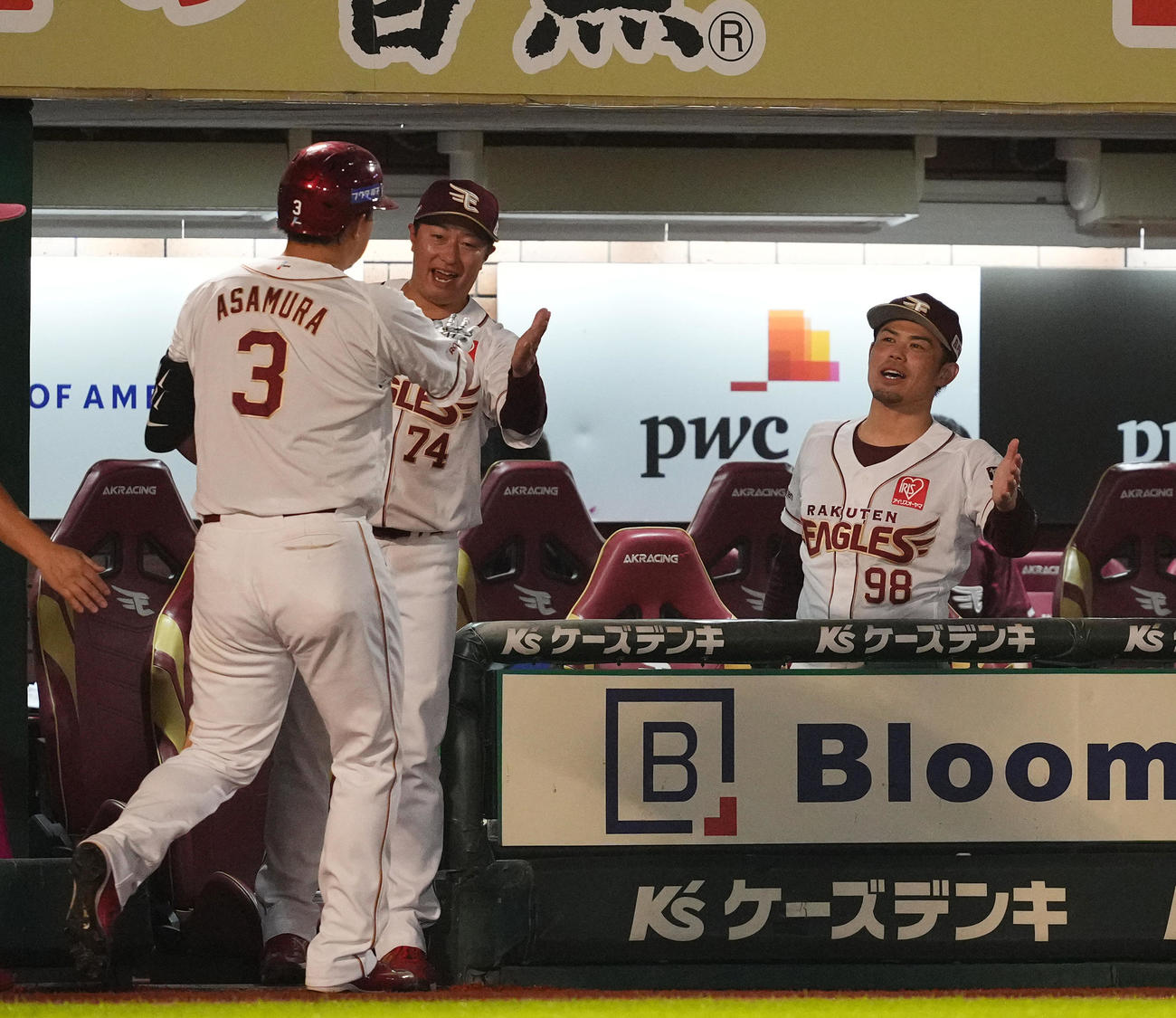 楽天対西武　7回裏楽天無死、ソロ本塁打を放った浅村（左）を迎える今江監督（右）（撮影・菅敏）