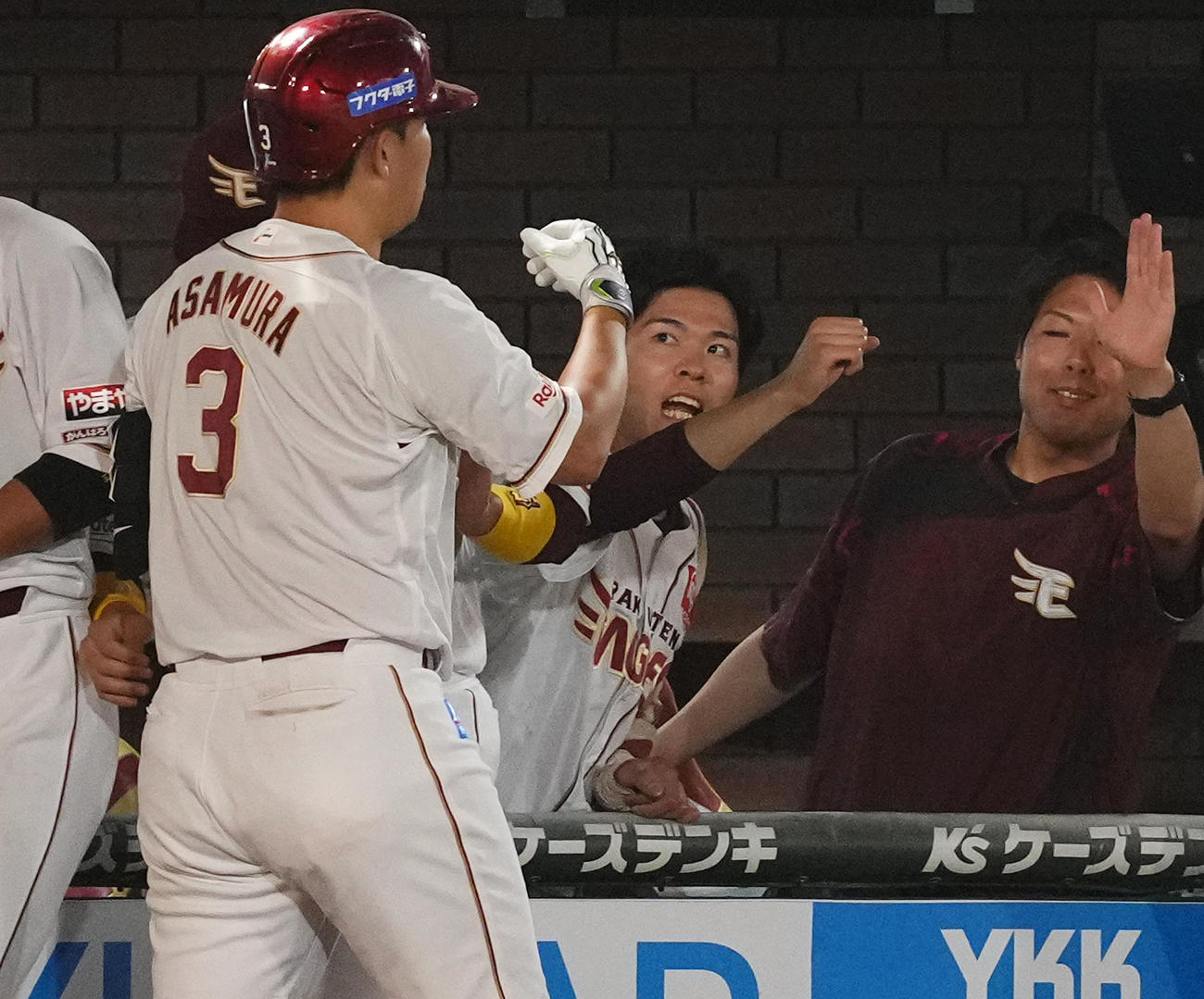 楽天対西武　7回裏楽天無死、ソロ本塁打を放った浅村（左）をタッチで迎える早川（撮影・菅敏）