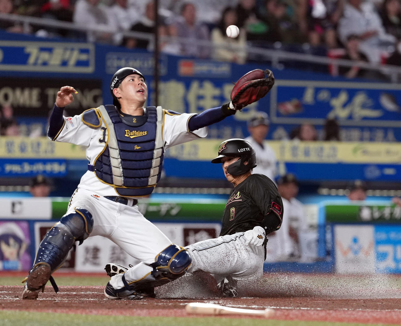 ロッテ対オリックス　4回裏ロッテ2死二塁、高部の内野安打で生還する二走中村奨。捕手若月（撮影・たえ見朱実）
