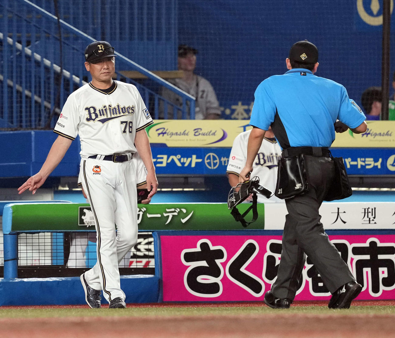 ロッテ対オリックス　7回裏、投手の交代を告げるオリックス中嶋監督（撮影・たえ見朱実）