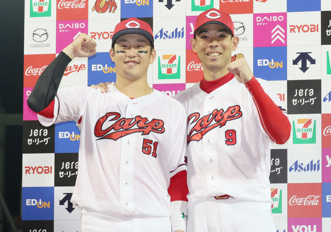 広島対ヤクルト　　お立ち台でポーズを決める小園（左）と秋山（撮影・加藤孝規）
