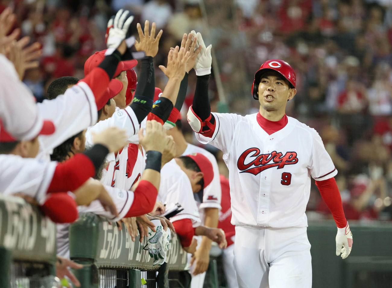 広島対ヤクルト　5回裏広島無死、勝ち越しの右越え本塁打を放った秋山はチームメートに迎えられる（撮影・加藤孝規）