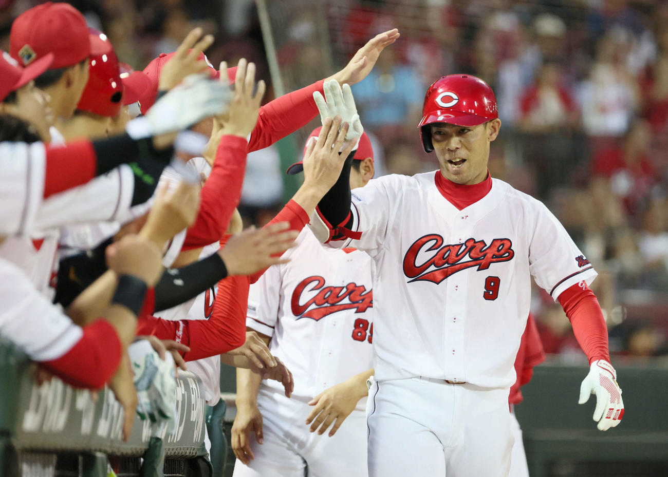 広島対ヤクルト　5回裏広島無死、勝ち越しの右越え本塁打を放った秋山はチームメートに迎えられる（撮影・加藤孝規）