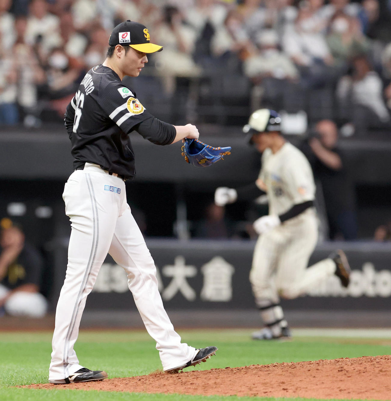 日本ハム対ソフトバンク　10回裏日本ハム1死、石井に同点となる右越え本塁打を浴びる松本裕（撮影・佐藤翔太）