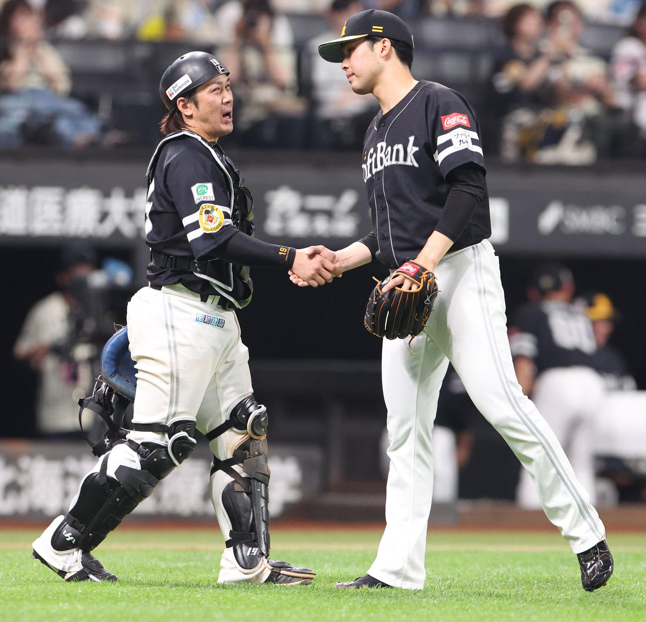 日本ハム対ソフトバンク　試合終了後、握手をするソフトバンク甲斐（左）と藤井（撮影・佐藤翔太）