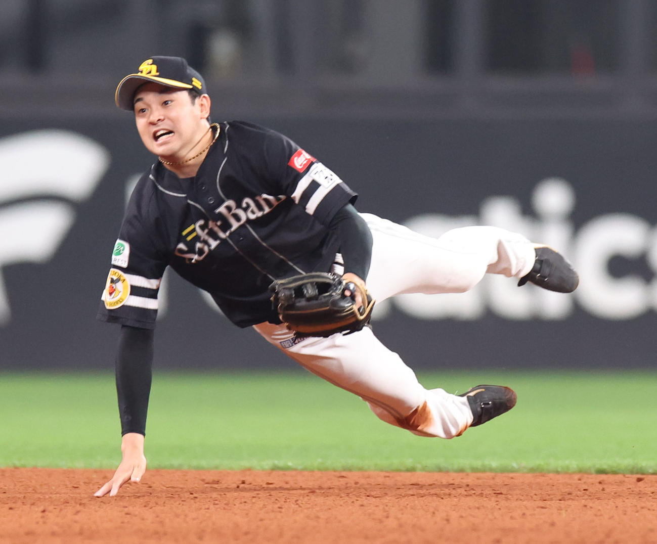 日本ハム対ソフトバンク　12回裏日本ハム2死一、二塁、二塁にトスをする川瀬（撮影・佐藤翔太）