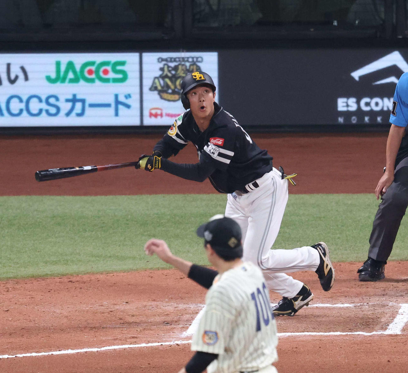 日本ハム対ソフトバンク　10回表ソフトバンク無死、左越え本塁打を放つ柳町（撮影・黒川智章）