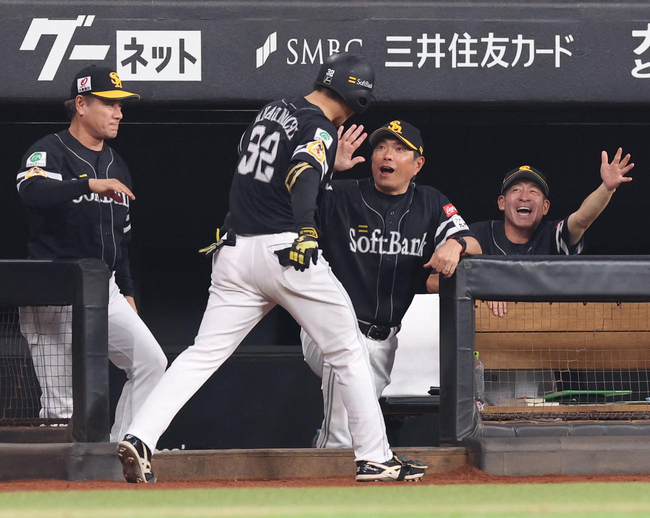 日本ハム対ソフトバンク　10回表ソフトバンク無死、勝ち越しとなる左越え本塁打を放った柳町（中央手前）を出迎える小久保監督（撮影・佐藤翔太）