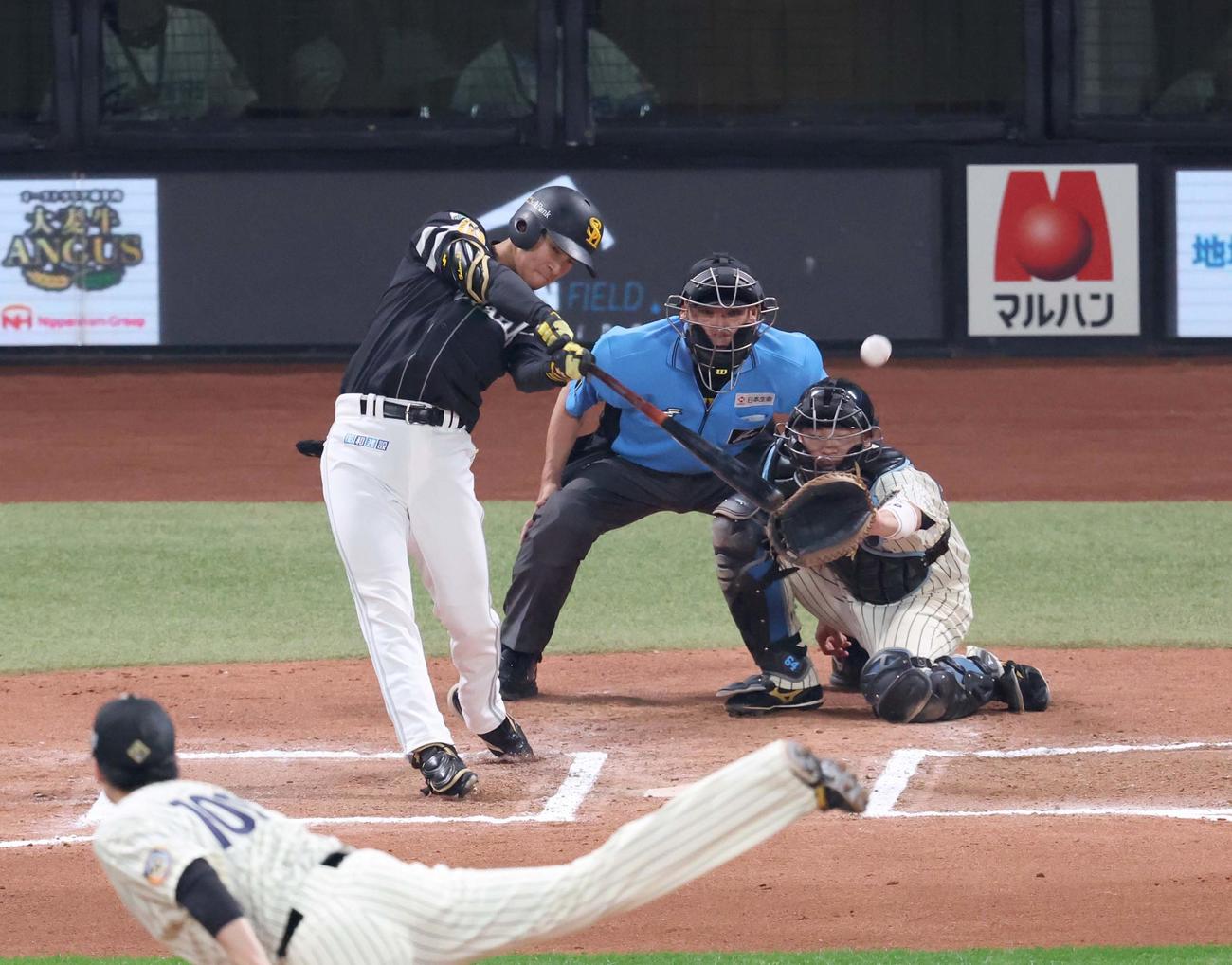日本ハム対ソフトバンク　10回ソフトバンク無死、左越え本塁打を放つ柳町（撮影・黒川智章）