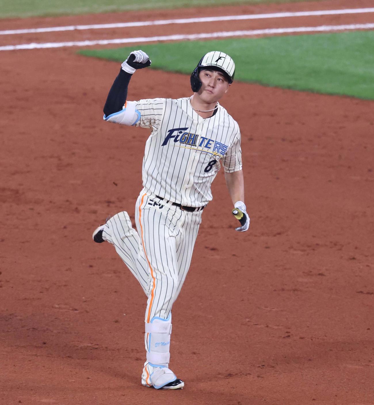 日本ハム対ソフトバンク　12回裏日本ハム無死、右中間に本塁打を放ちガッツポーズの浅間（撮影・黒川智章）