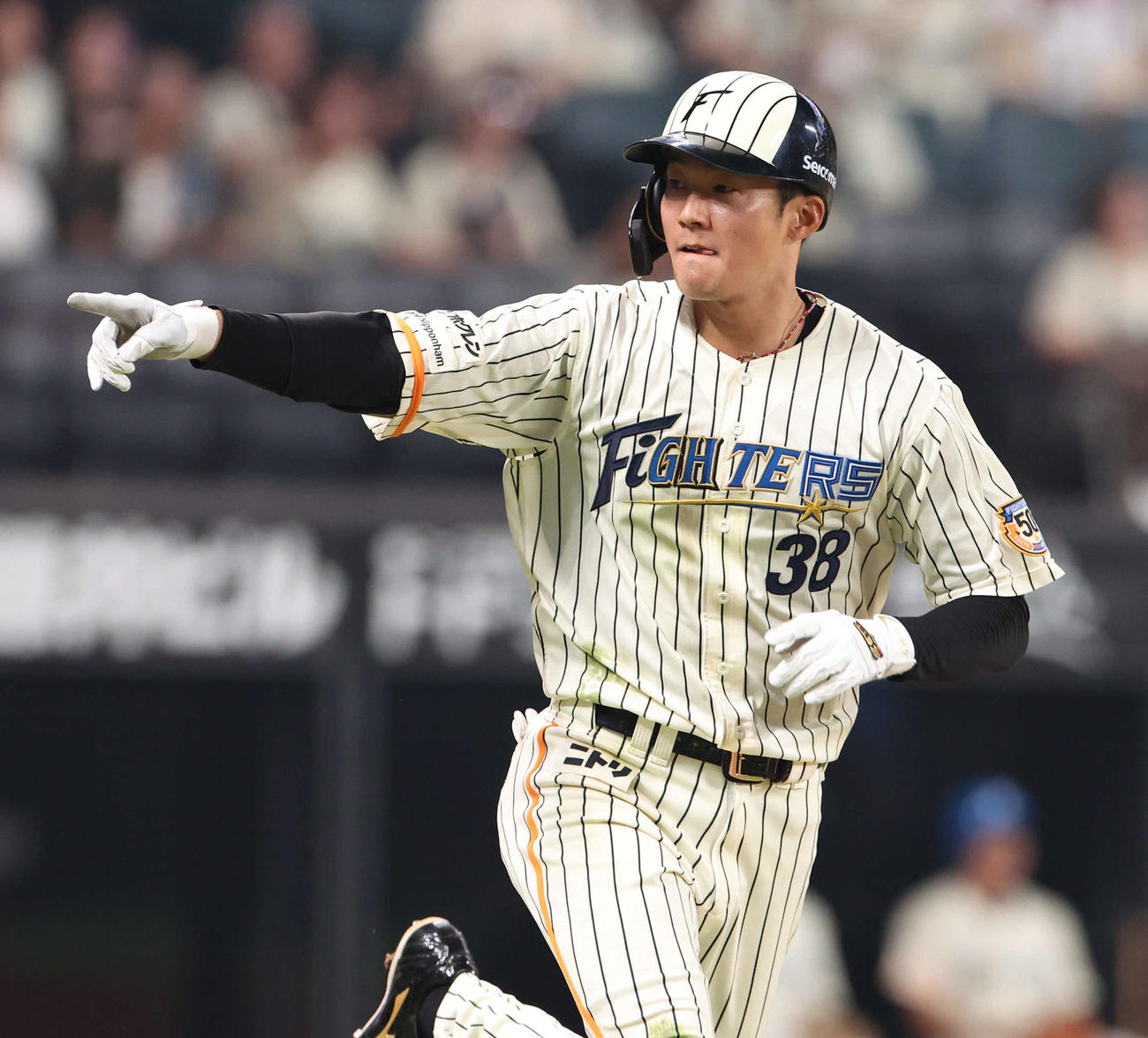 日本ハム対ソフトバンク　10回裏日本ハム1死、石井は同点となる右越え本塁打を放ちポーズをとる（撮影・佐藤翔太）