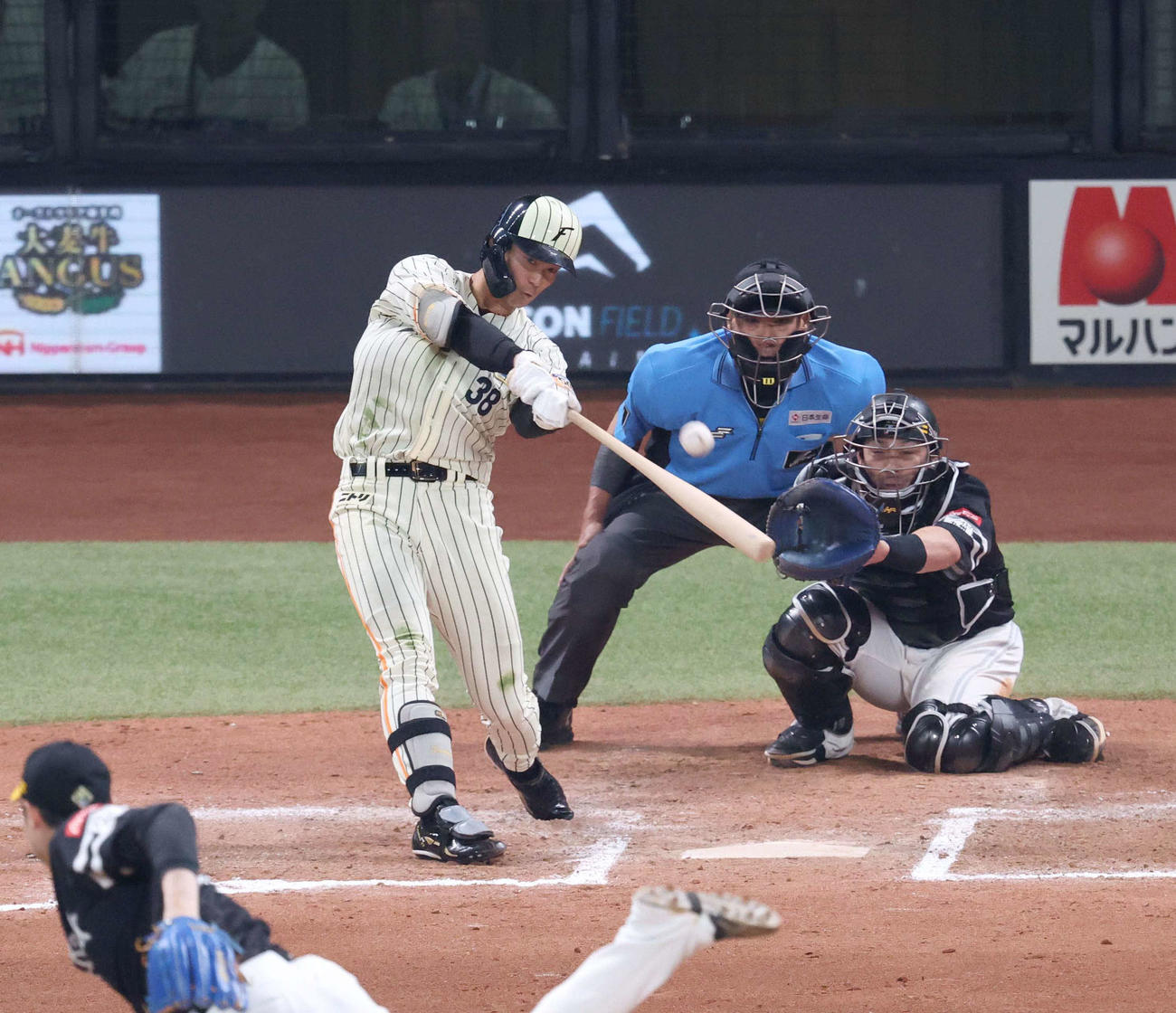 日本ハム対ソフトバンク　10回裏日本ハム1死、右中間に本塁打を放つ石井（撮影・黒川智章）