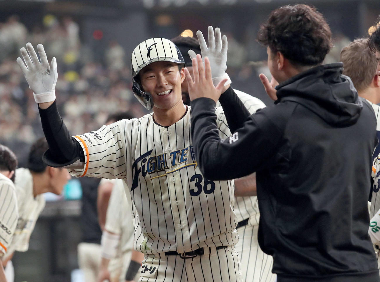 日本ハム対ソフトバンク　10回裏日本ハム1死、石井は同点となる右越え本塁打を放ちナインに出迎えられる（撮影・佐藤翔太）
