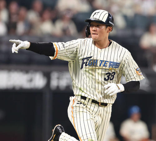 日本ハム】石井一成、延長10回起死回生の特大同点弾「飛びすぎです