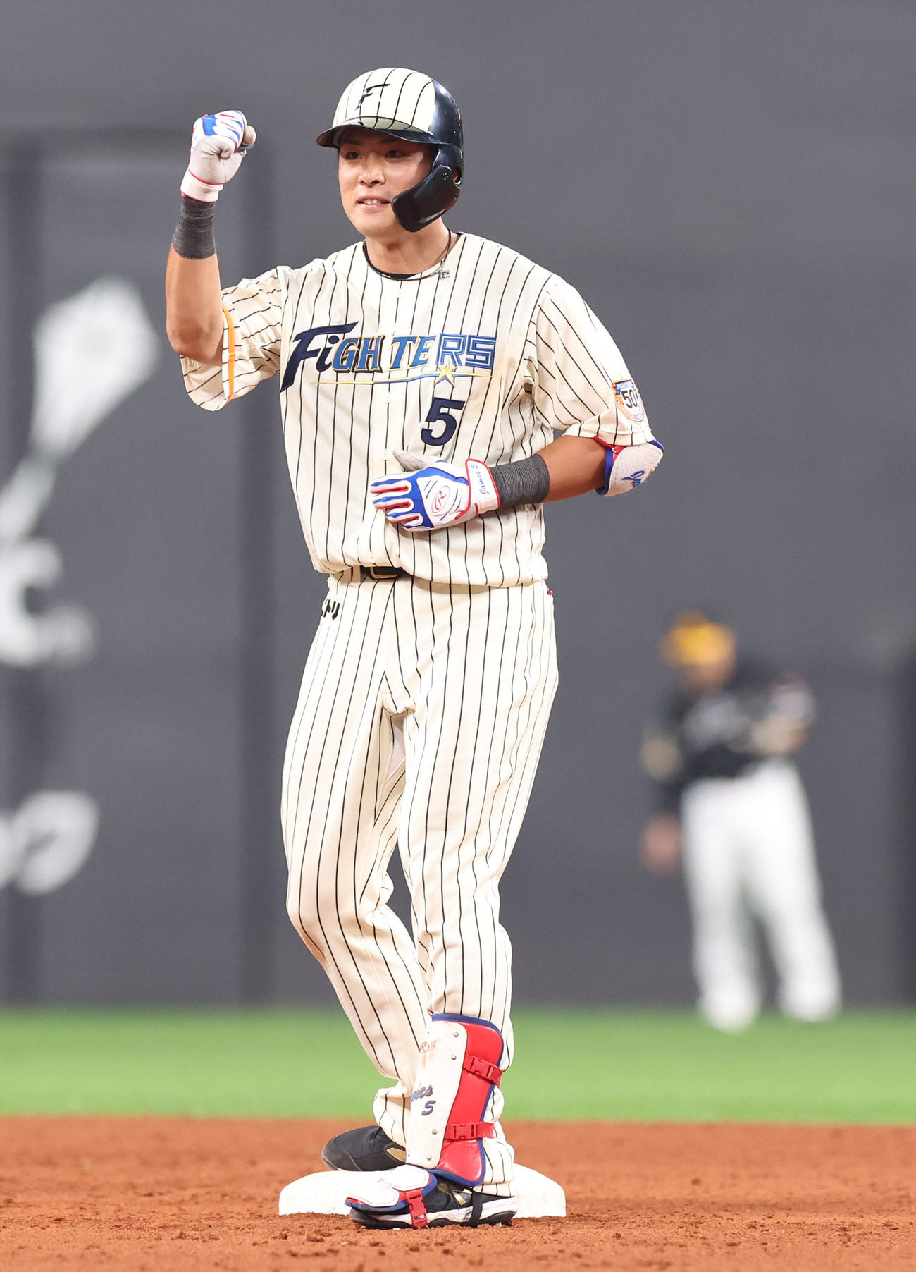 日本ハム対ソフトバンク　11回裏日本ハム2死一塁、野村は二塁打を放ちガッツポーズをする（撮影・佐藤翔太）