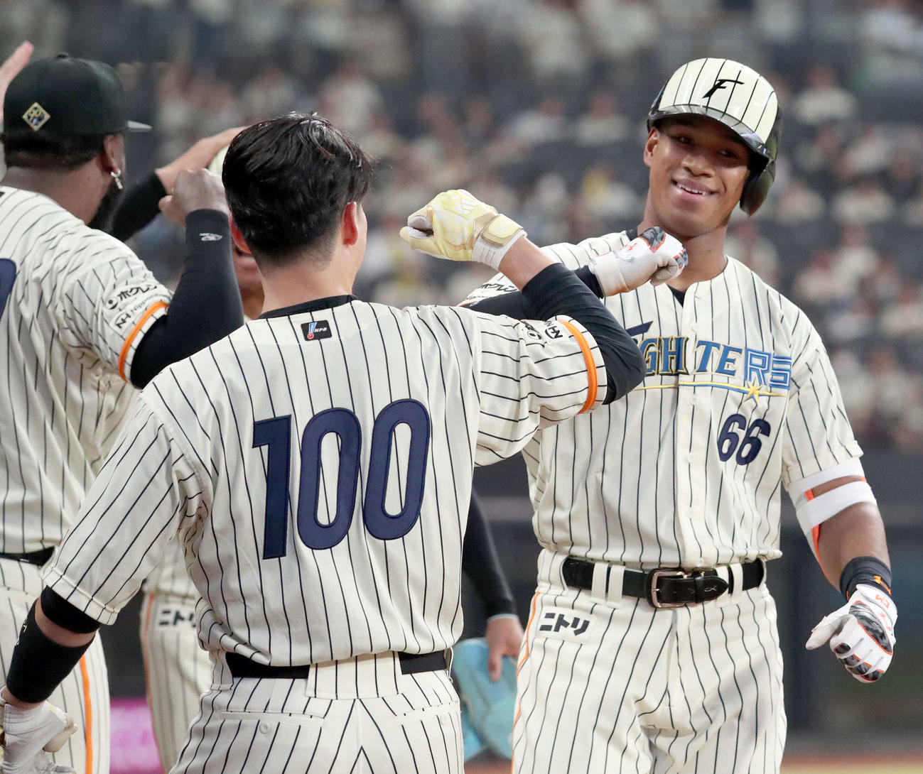 日本ハム対ソフトバンク　6回裏日本ハム無死二塁、逆転となる左越え2点本塁打を放ちナインに出迎えられる万波（撮影・佐藤翔太）