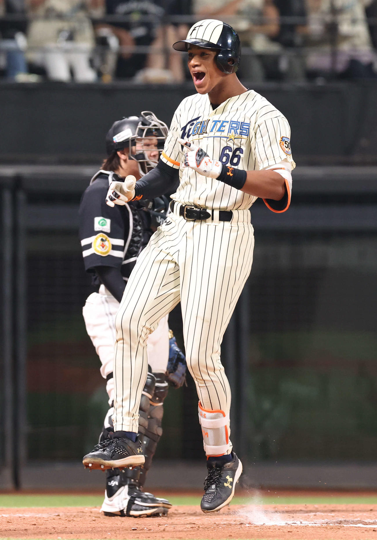 日本ハム対ソフトバンク　6回裏日本ハム無死二塁、逆転となる左越え2点本塁打を放ち喜びを爆発させながら生還する万波（撮影・佐藤翔太）