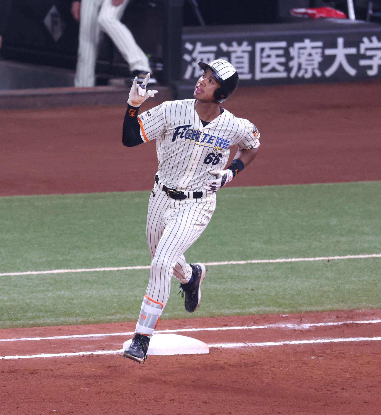 日本ハム対ソフトバンク　6回裏日本ハム無死二塁、左越え2点本塁打を放ちポーズをとる万波（撮影・黒川智章）