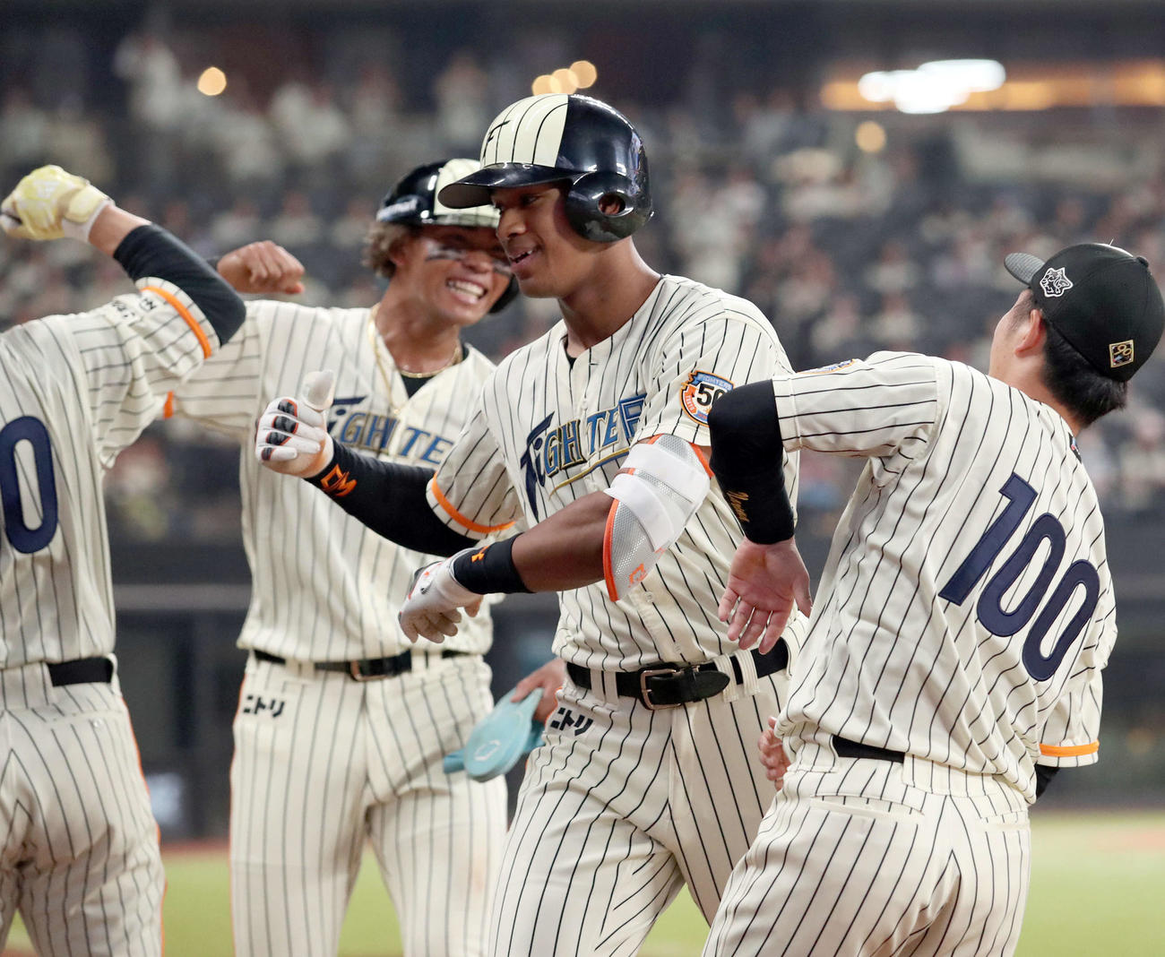 日本ハム対ソフトバンク　6回裏日本ハム無死二塁、逆転となる左越え2点本塁打を放ちナインに出迎えられる万波（撮影・佐藤翔太）