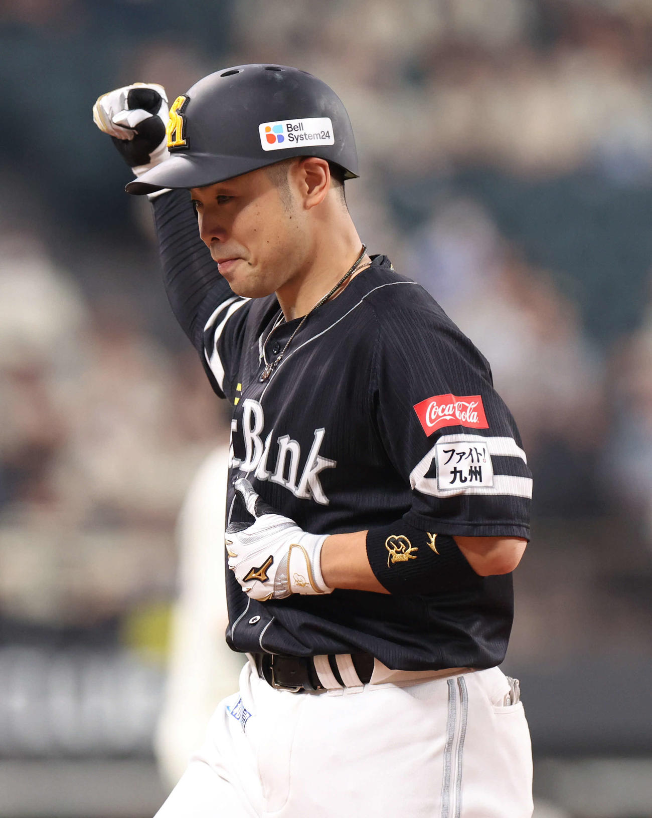 日本ハム対ソフトバンク　12回表ソフトバンク2死満塁、近藤は勝ち越しとなる中前適時打を放ちガッツポーズをする（撮影・佐藤翔太）