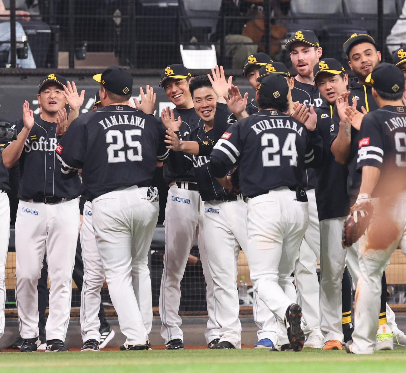 日本ハム対ソフトバンク　試合終了後、笑顔でナインを出迎えるソフトバンク近藤（中央）（撮影・佐藤翔太）