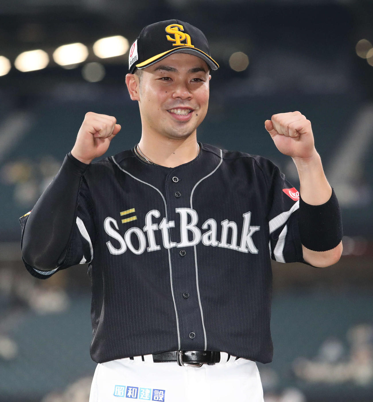 日本ハム対ソフトバンク　試合終了後、インタビューを終えフォトセッションをするソフトバンク近藤（撮影・佐藤翔太）