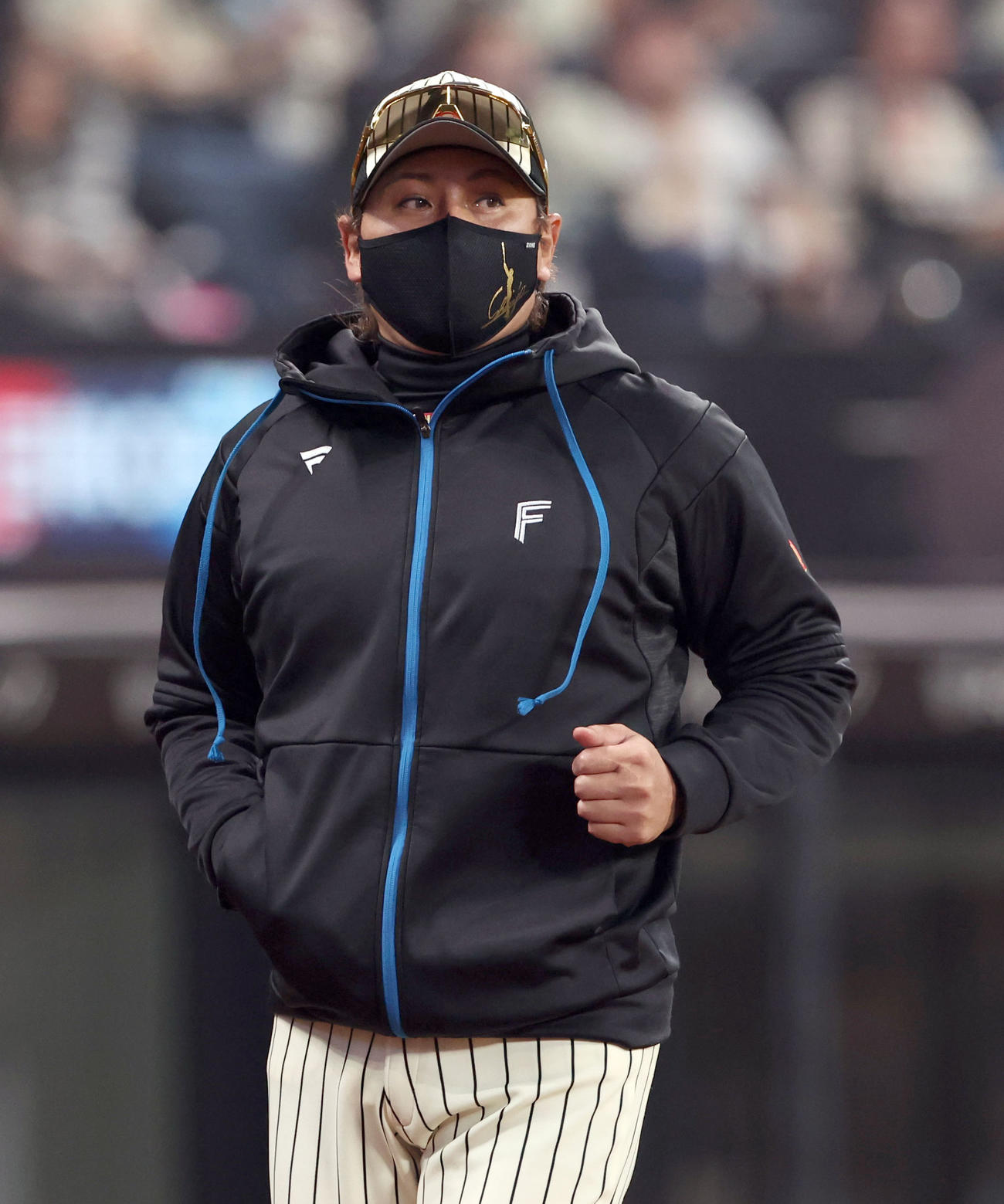 日本ハム対ソフトバンク　選手交代を告げる日本ハム新庄監督（撮影・佐藤翔太）