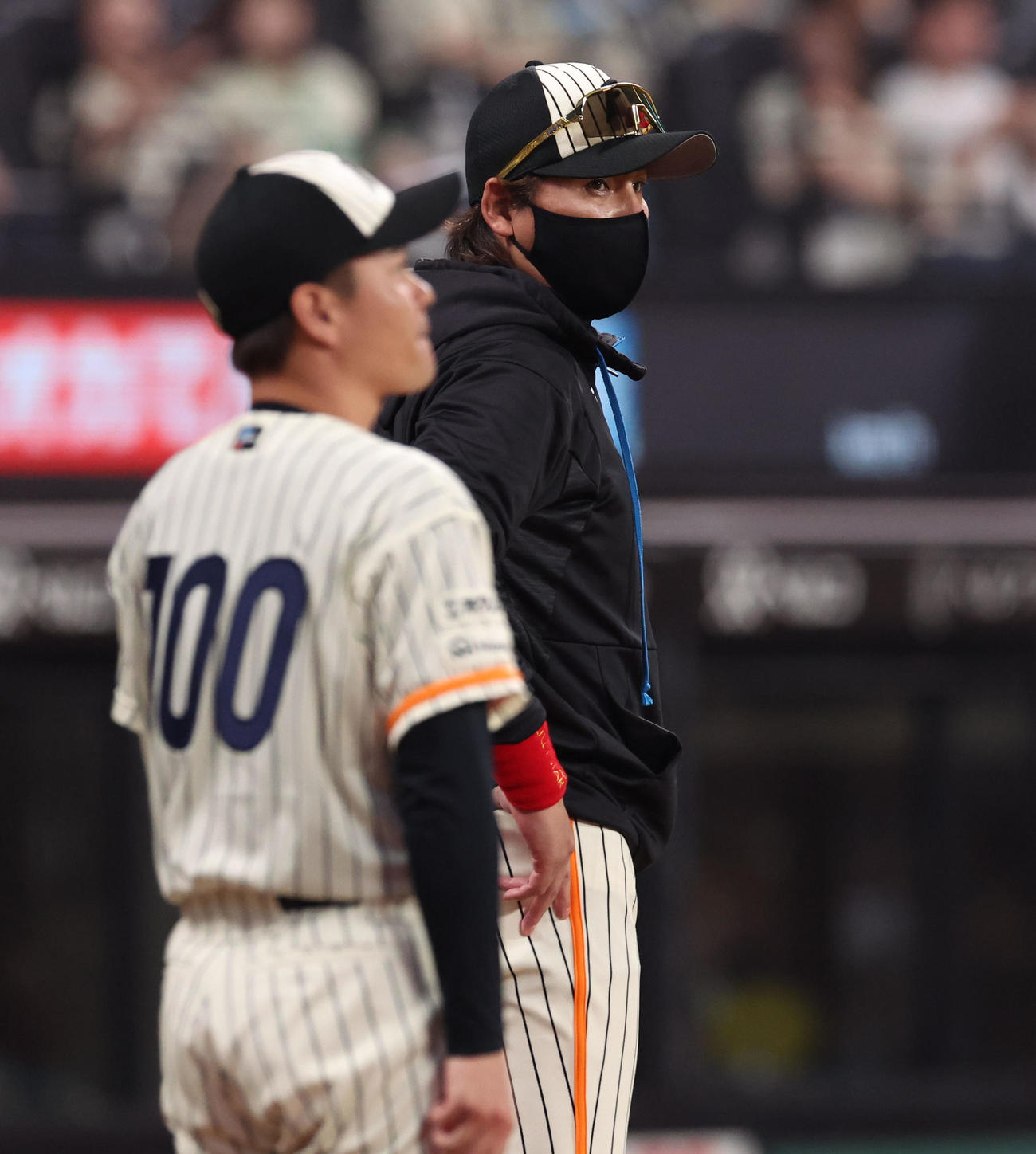 日本ハム対ソフトバンク　選手交代を告げる日本ハム新庄監督（撮影・佐藤翔太）